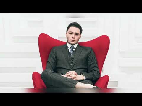 I pasur, por pa jetë luksi dhe makina të shtrenjta/ Djali i miliarderit rus banon në apartament ….