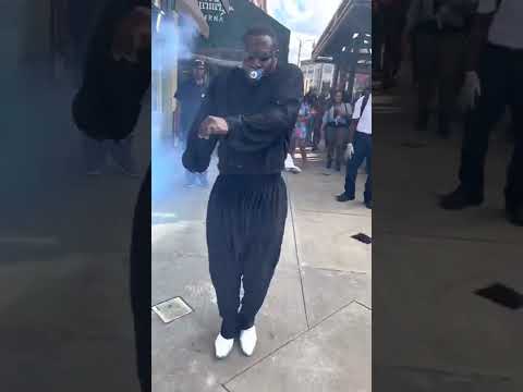 A Pregnant Woman 🤰 has Famous Amos Baby ….