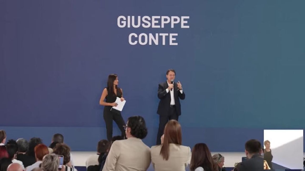 Conte: Un abbraccio a Dibba. Torna con noi, tante battaglie ci accomunano. E parte standing ovation
