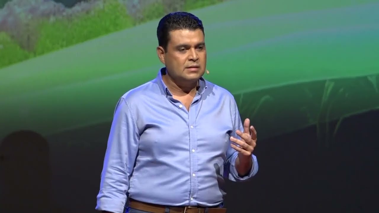 Transformar datos en alimentos | Adrián Alvarado | TEDxPuraVida