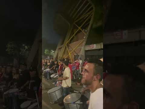 "Esta hinchada quiere festejar " Barra: Rexixtenxia Norte • Club: Independiente Medellín • País: Colombia