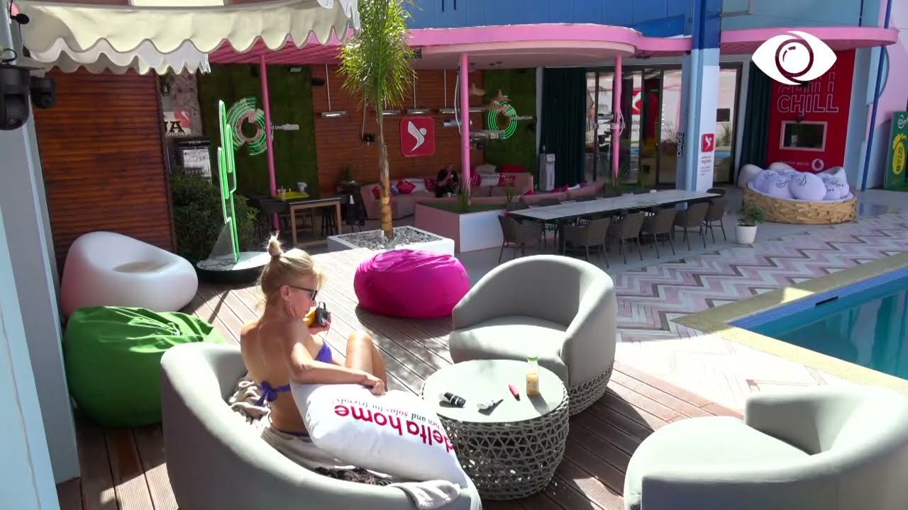 Eva merr rreze dielli me bikini