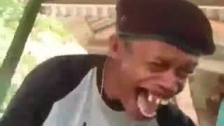 Download lagu Orang gila ketawa mp3