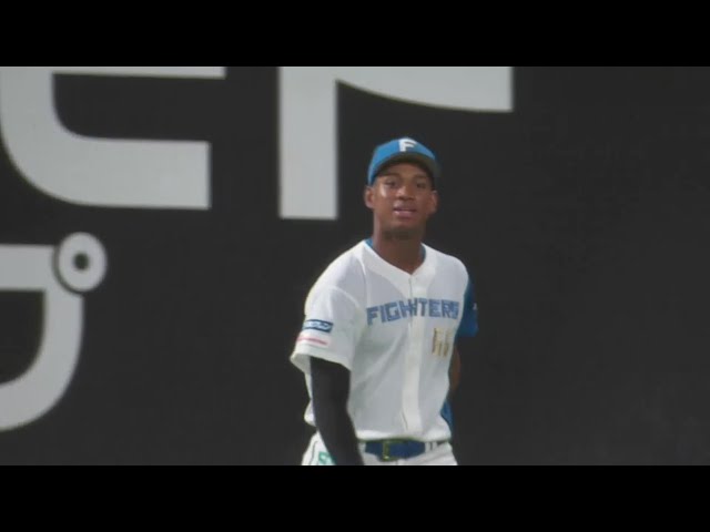 【6回表】攻守で躍動!! ファイターズ・万波中正 フェンス際でのスーパーキャッチ!!  2023年8月17日 北海道日本ハムファイターズ 対 千葉ロッテマリーンズ