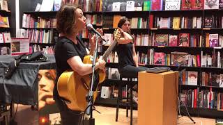 Chi è l'uomo Tano? Spiega Carmen Consoli