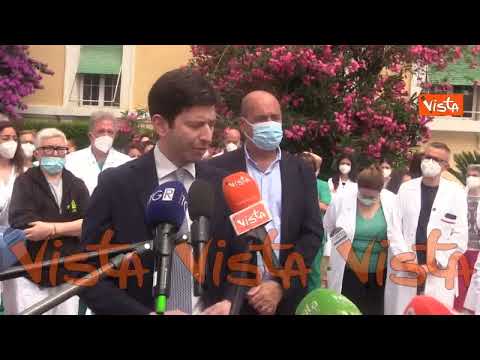 Scritte No Vax allo Spallanzani, Speranza: "Inaccettabile"