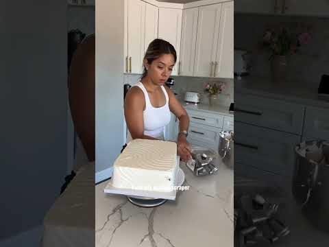 Easy cake decorating for a sheet cake. #cake #caketok #easycakedecorating #modernsheetcake