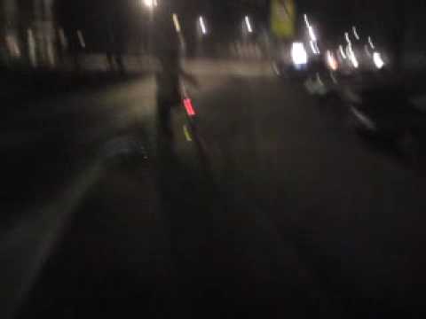 Vage vent sleurt fiets over straat 2/4