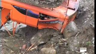 preview picture of video 'Gorno escavatore nel fiume Antenna 2 TV 28/04/09'