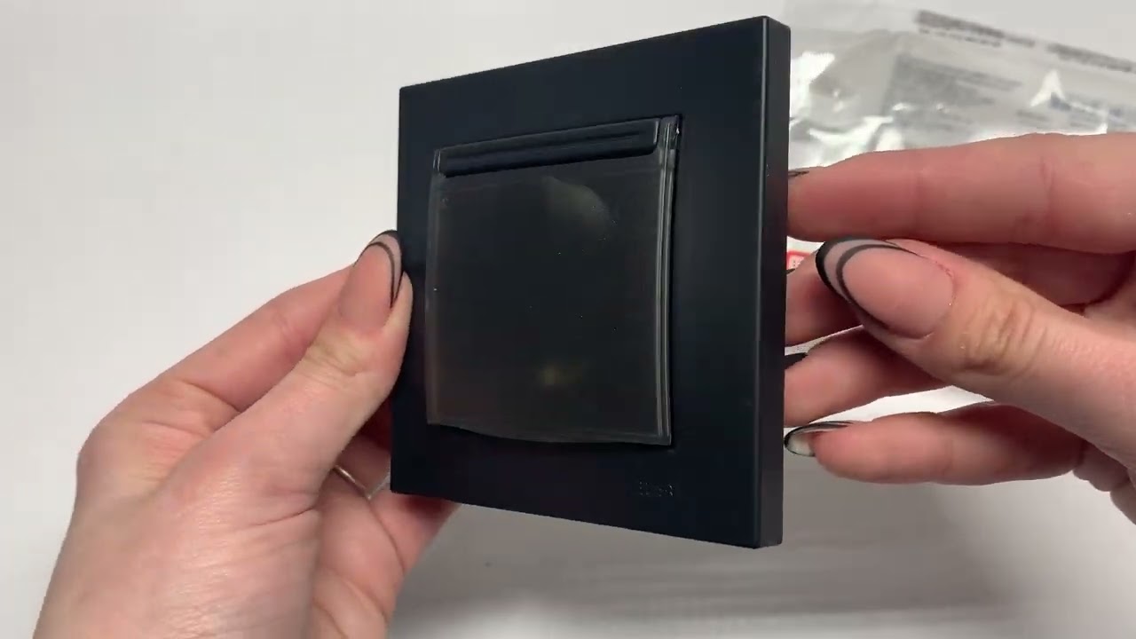 Розетка одинарная с заземлением и крышкой ELBI VEGA матовый черный (510-014800-218)