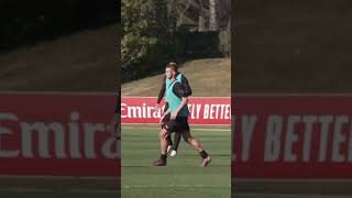 Zlatan Ibrahimovic zockt im Training mit seinem So