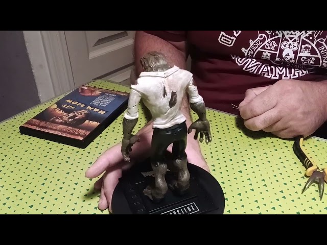 Vídeo relacionado con Universal Monsters: Wolfman Bendyfig by The Noble Collection