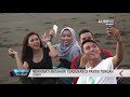 Jalan Jalan Sambil Menikmati Matahari Terbenam Di Pantai Tengah