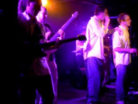 les chacals en concert à la petite entreprise