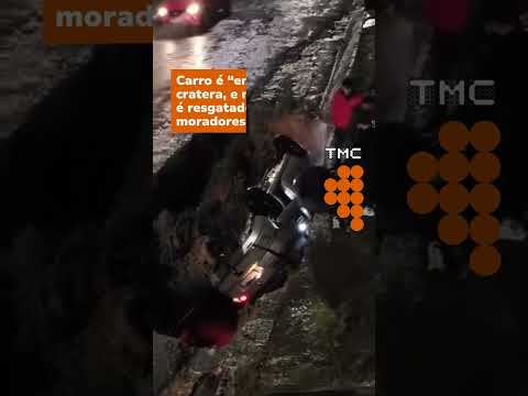 Carro é "engolido" por cratera em SP e motorista é resgatado por moradores #shorts