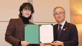 ＪＯ１豆原一成 故郷の真庭大使就任 市長から 津山は稲葉さん 真庭は豆原さん と激励受ける