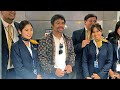 MANNY PACQUIAO MOBBED AT AIRPORT! TAKES PHOTOS WITH FANS AHEAD OF PRESIDENTIAL RUN