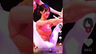 綺麗なお姉さまのV字開脚