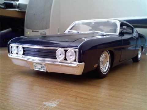 1/18 SCALE DIECAST FORD FAMILY