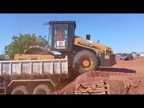 DESEMBARCANDO O ROLO COMPAQUITADOR EM BOM JESUS DO ARAGUAIA MT 