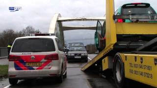 preview picture of video 'Vijf auto's botsen op elkaar op Wierdensebrug tussen Wierden en Almelo'