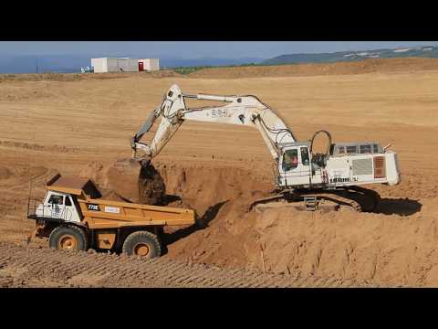 Liebherr R984C loading CAT 773E