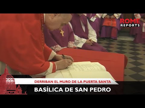 Derriban el muro de la Puerta Santa de la Basílica de San Pedro