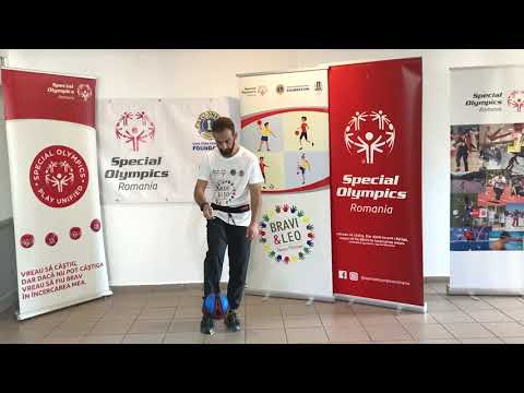 Șut cu șiretul în mingea de fotbal, într un picior