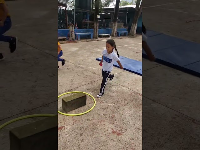 Vídeo relacionado con Lansay - ZLASH - Juego de Lanzamiento y Captura Infantil 6 años+ - Raquetas con misil silbador - Juego de Habilidad al Aire Libre - Actividad Deportiva Exterior jardín, Parque, Playa