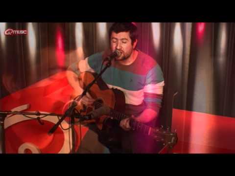 Tom Helsen speelt 'Bow Beat' in de Q-studio