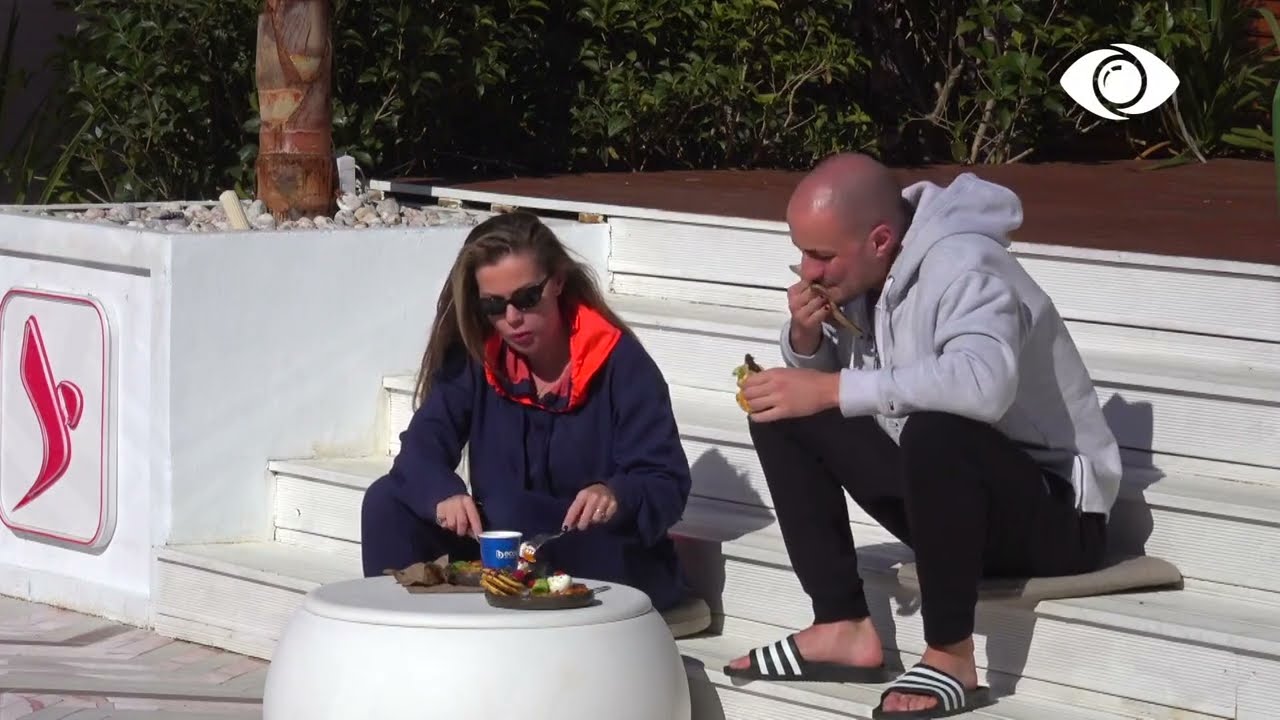 Kristi dhe Olta ulen veçmas banorëve të tjerë