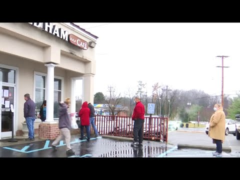 Families pick up last-minute holiday meals in Honey...
