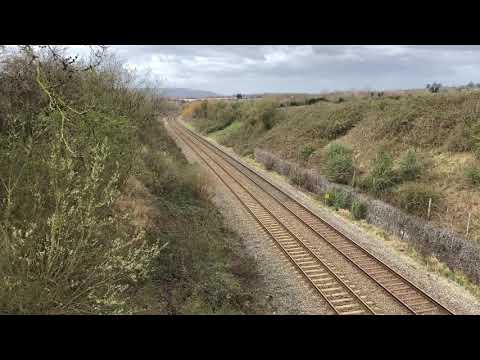 Class 37 - 37601 acclerates away from Evesham with 350121 on the way to Long Marston. 27/03/2021