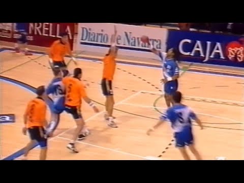 Vaya pase mirando a la grada de Richadson a Beuchler. Liga ASOBAL 2001/02. San Antonio - BM Altea.