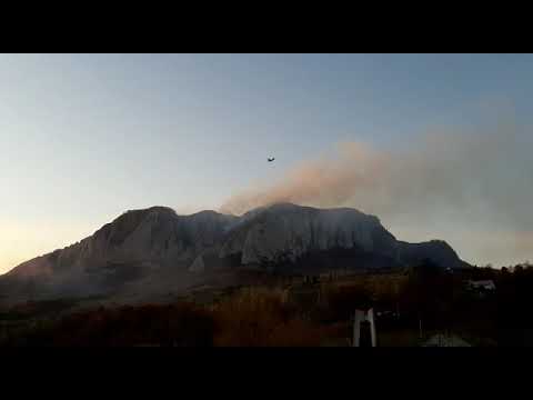 VIDEO: Incendiu Muntele Vulcan, stins cu o aeronava militara Spartan