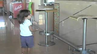 Jugando en la estaci&oacute;n de servicio