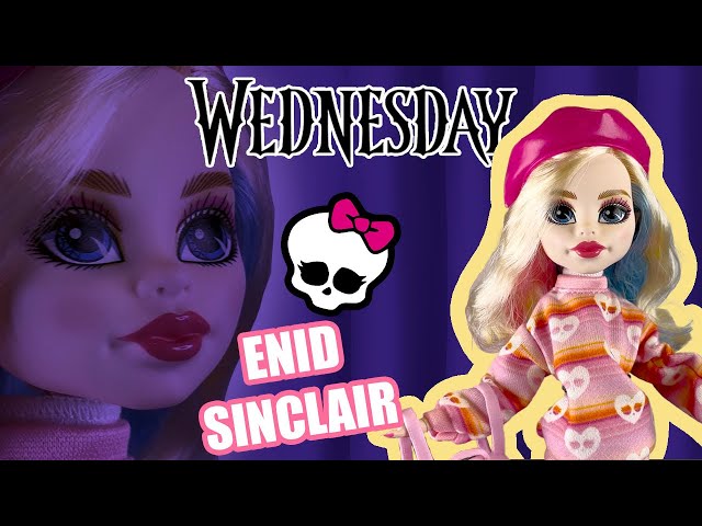 Vídeo relacionado con Monster High Miércoles Muñeca y Accesorios, muñeca Coleccionable de Enid Sinclair con Ropa Rosa, una Boina y una Mochila, con peana para la muñeca, HXJ05
