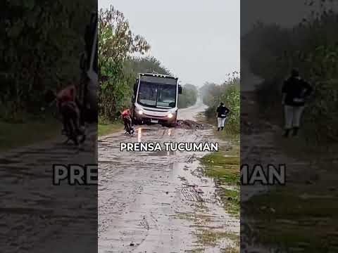 LOS RALOS , UN COLECTIVO CON NIÑOS QUEDO VARADO EN EL BARRO.