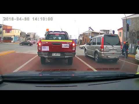 Грузовик врезался в автомобили стоящие перед светофором в Чили