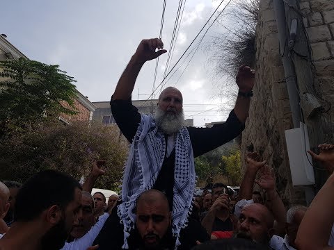 ام الفحم : شاهد فيديو..زار قبر والدتة وناجاها..الاسير محمود جبارين يعانق الحرية بعد 30 عاماً في سجون الاحتلال!!