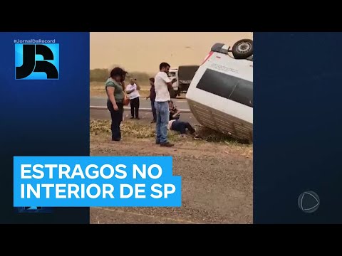 Ambulância capota por causa de vendaval no interior de São Paulo