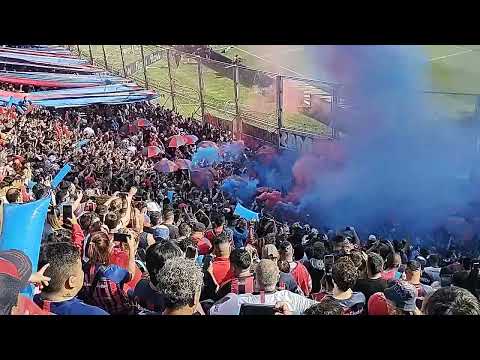 "Ahí viene la hinchada que loca que está San Lorenzo" Barra: La Gloriosa Butteler • Club: San Lorenzo