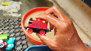 Playing and cleaning muddy Tayo bus, Thomas train and muddy Tayo bus