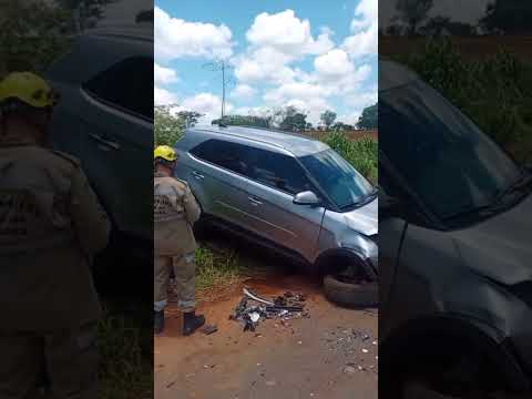 Idosa de 85 anos fica ferida após colisão entre carro e caminhão na GO-330, em Ipameri