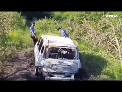 Trovata un'auto incendiata con un cadavere carbonizzato all'interno, nel Torinese