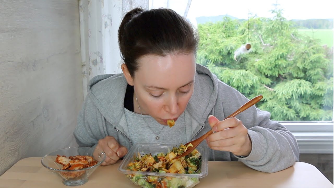 ASMR Whisper Eating Sounds 🥗 Crunchy Broccoli Salad With Dressing & Chicken | Mukbang 먹방