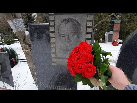 Безответная любовь ❤... Розы на могиле Николая Рыбникова и Аллы Ларионовой / Троекуровское кладбище