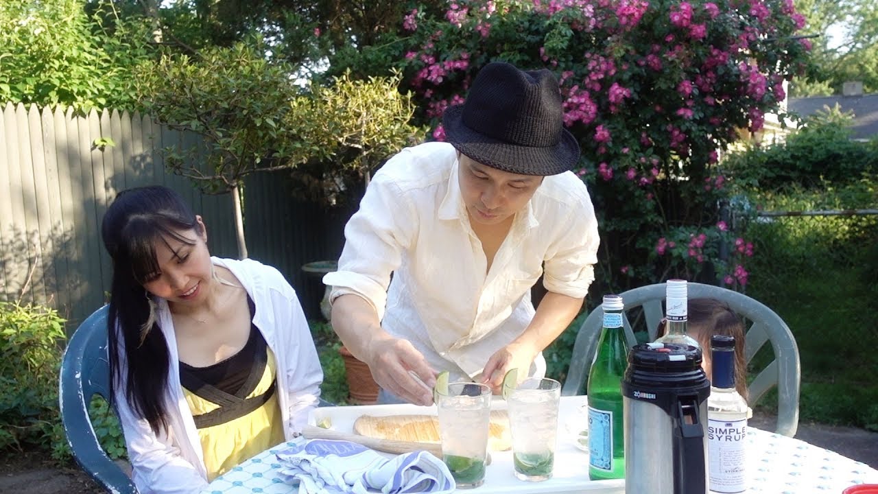 子供と一緒に庭のハーブでモヒートづくり