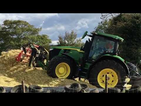 John Deere 7R 330 buck raking maize silage