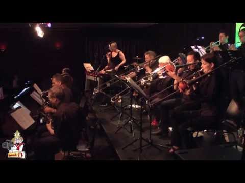 Fly me to the moon : Big Band Flat Attack & Sabine Zimmermann in der Ebene 3 im K3 Heilbronn